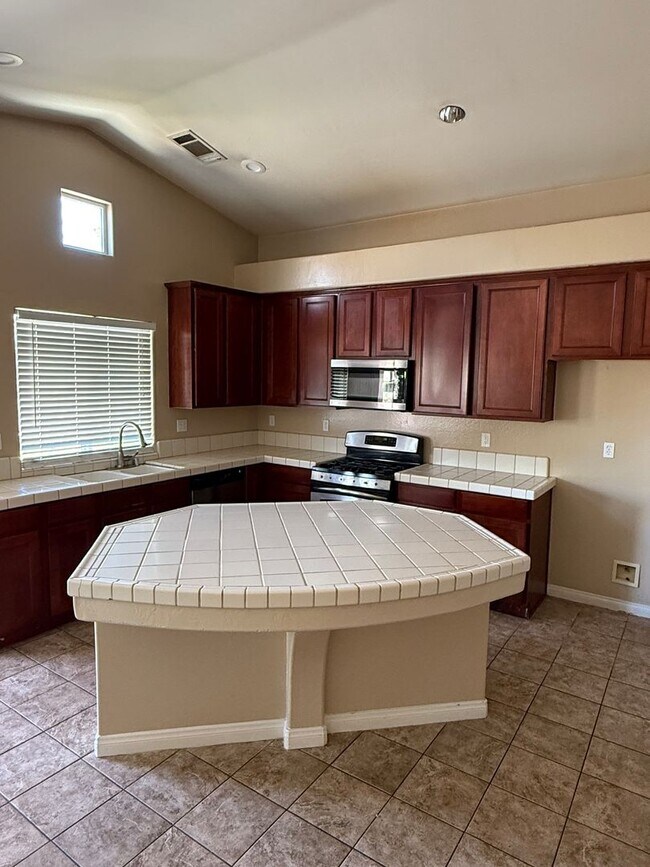 Building Photo - Spacious 3-Bedroom, 2-Bathroom Home in Sou...