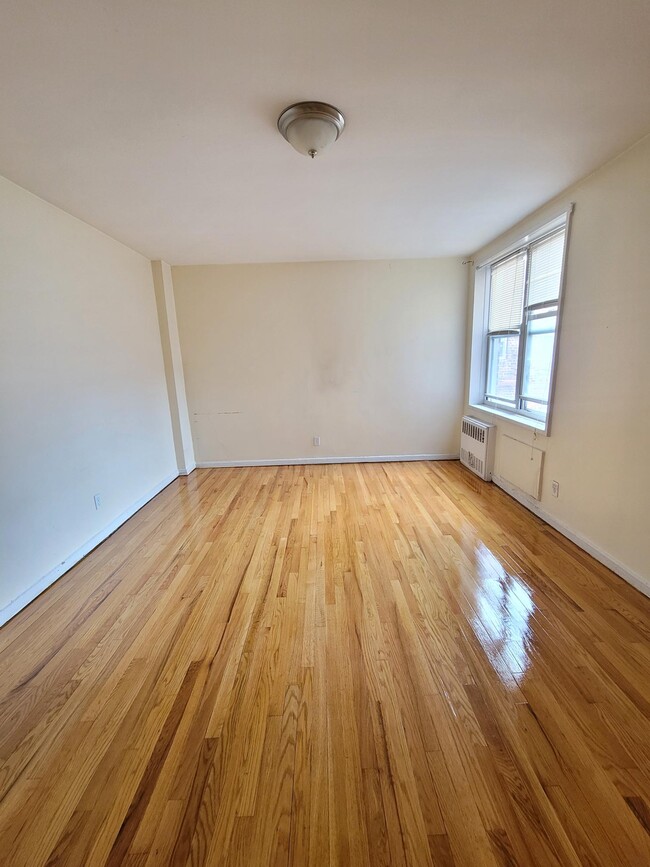 King Size Bedroom - 35 E Hartsdale Ave