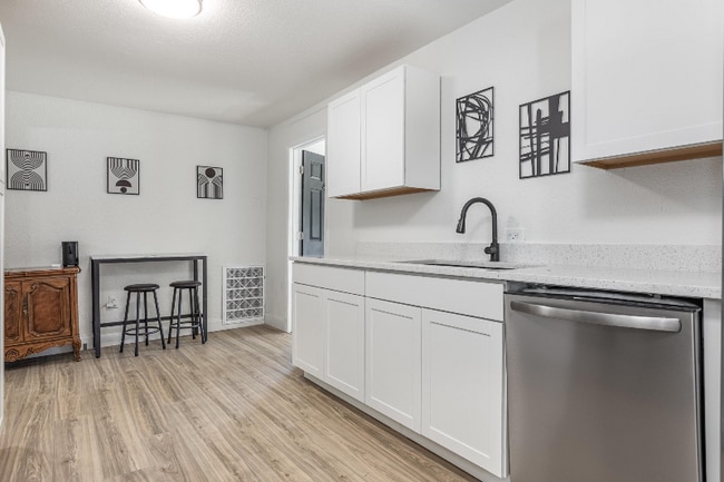 Building Photo - 733 Tarpon Ave