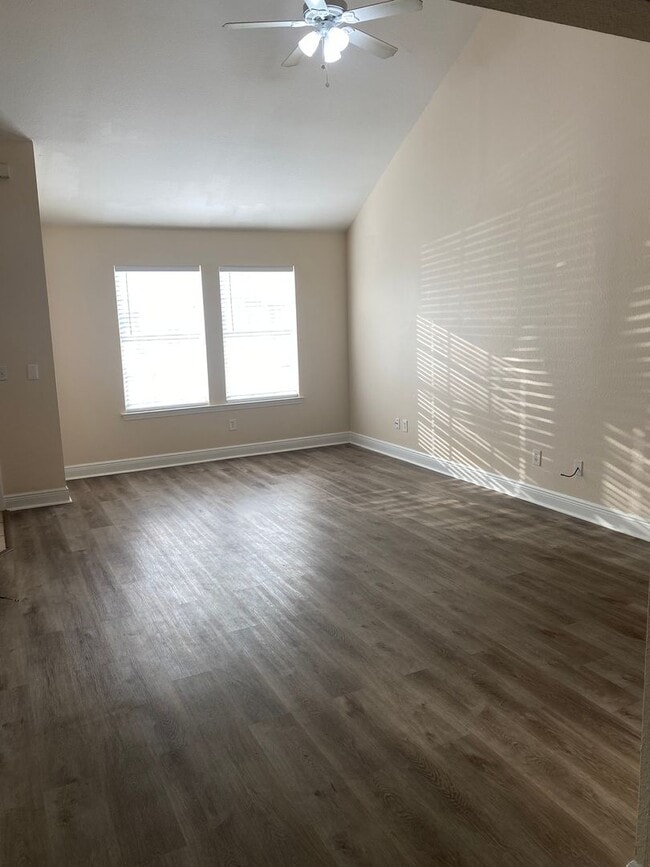 Building Photo - 3/3 Townhome in Woodbriar