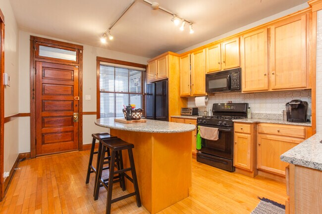 Building Photo - 1538 W Wrightwood Ave