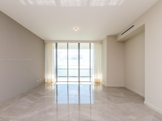 Building Photo - 18501 Collins Ave