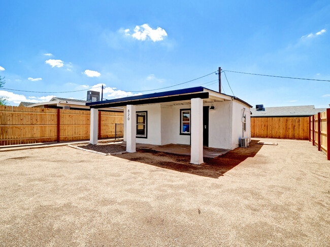 Building Photo - 820 S 15th Ave