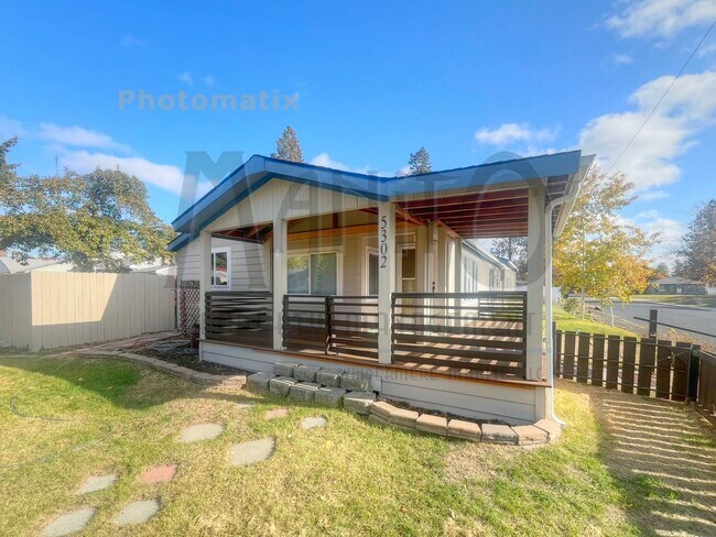 Building Photo - **COMING SOON** Spacious Modern 2 Bedroom ...