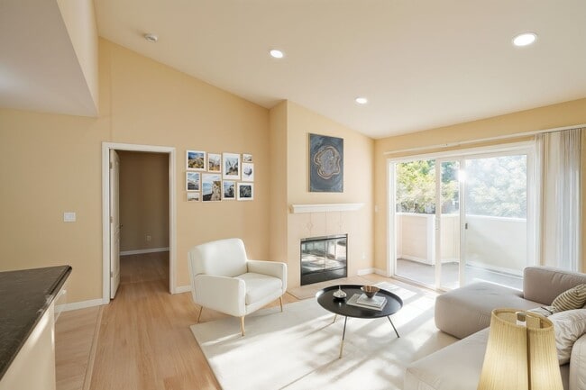 Building Photo - Fabulous 2 bedroom condo for rent in San R...