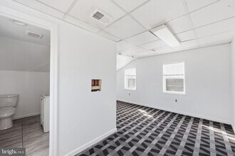 Building Photo - 7909 Oxford Ave