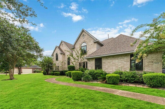 Foto del edificio - 3819 Emerald Lake Dr
