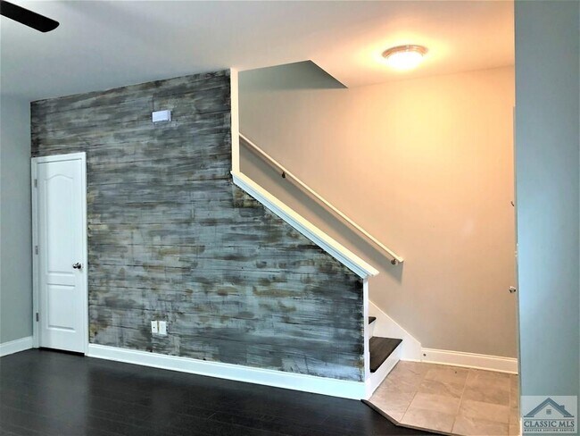 Building Photo - 1270 Binghampton Cir