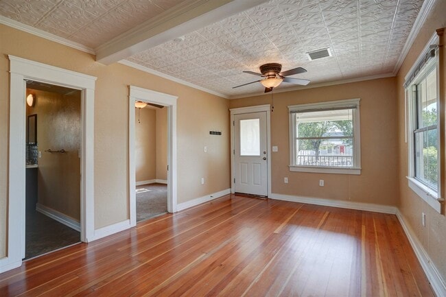 Building Photo - Home and Office potential!