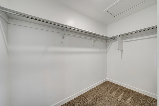 Building Photo - 1068 E Batten Ct