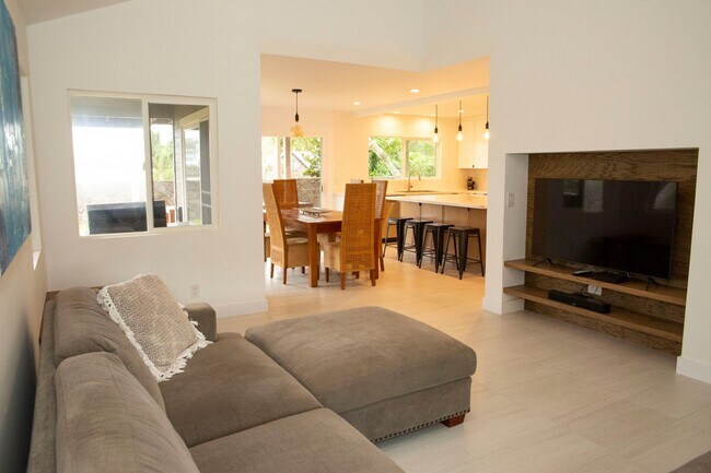 Building Photo - Beautifully Appointed Fully Furnished 4 bedroom/3 bathroom Kuau BayView House w/ Ocean views