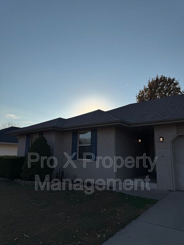 Building Photo - 841 S Hazelnut Ave