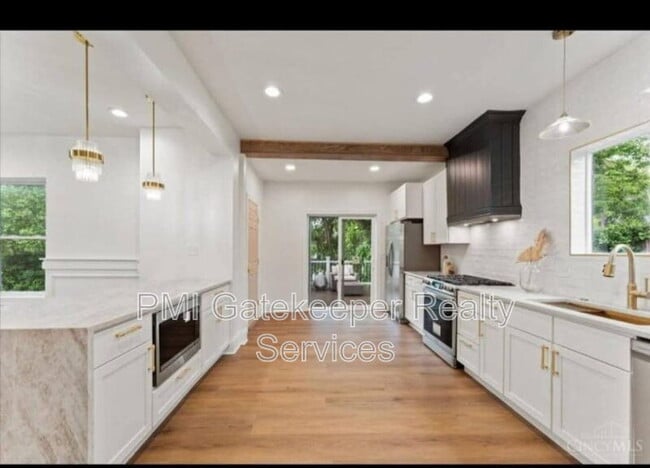 Foto del edificio - 5819 Bramble Ave