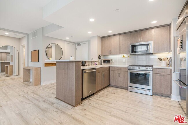 Building Photo - 6030 S Seabluff Dr
