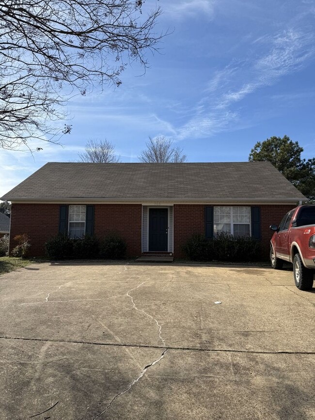 Building Photo - 705 Battle Ln