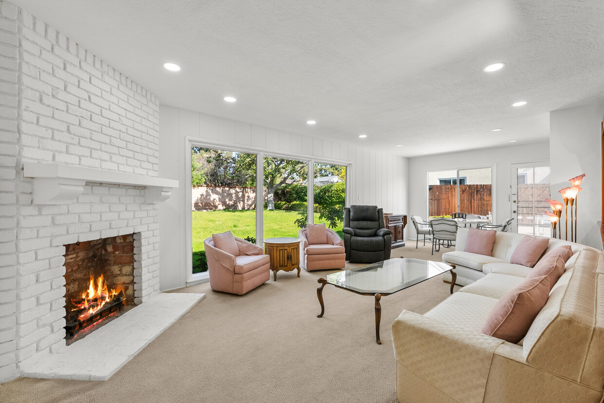 Foto principal - 12823 Delano St