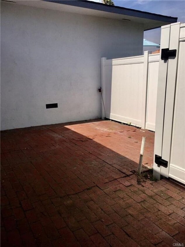 Building Photo - 225 Avenida Santa Barbara