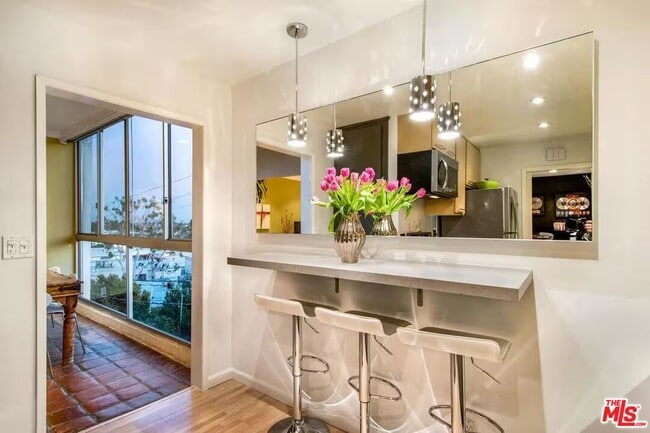 Building Photo - 8550 Holloway Dr