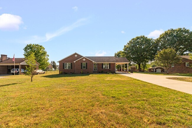 Foto del edificio - Beautifully Updated 3 bedroom, 2 bathroom Brick Ranch in Lexington