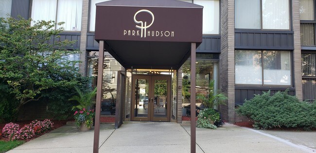 Foto del edificio - 9060 Palisade Ave