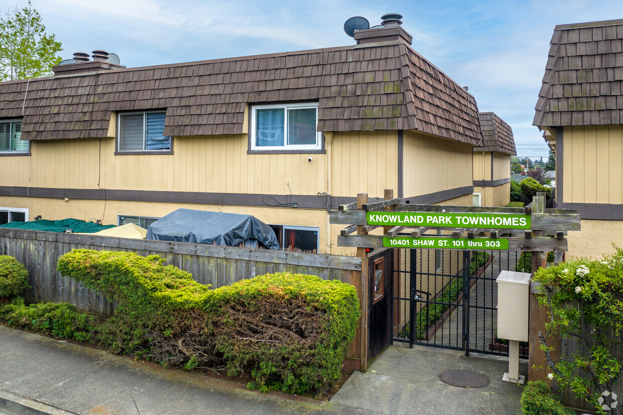 Building Entrance Area - Knowland Park Townhomes