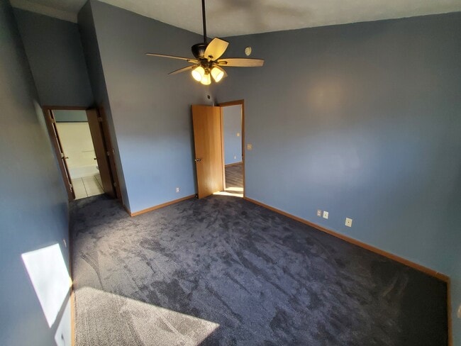 Master bedroom - 2450 Hopkins Dr