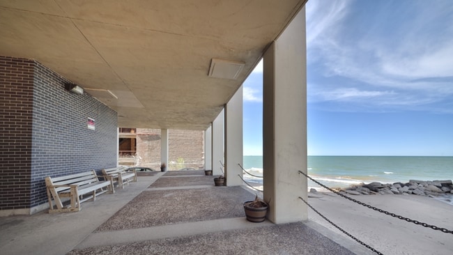 Building Photo - 7447 S Shore Dr