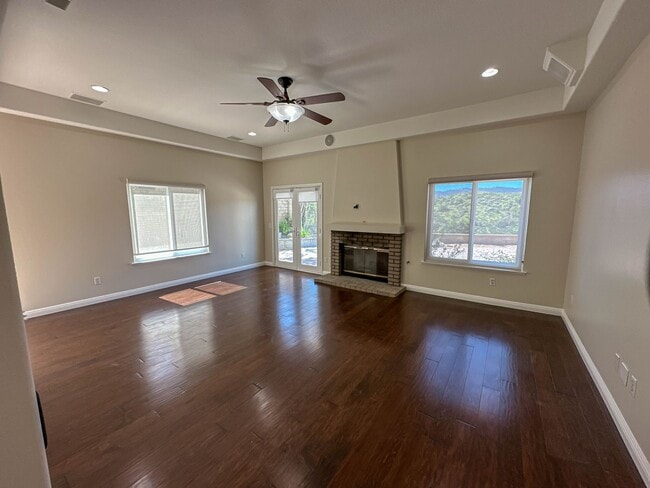 Foto del edificio - COMING SOON! Single Story 3 Bedroom Home for Rent in Newhall!