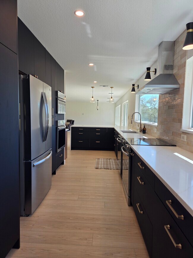 Cocina principal abierta al comedor - 10717 Deer Canyon Rd