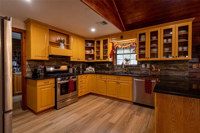 Building Photo - 2612 Primrose Dr