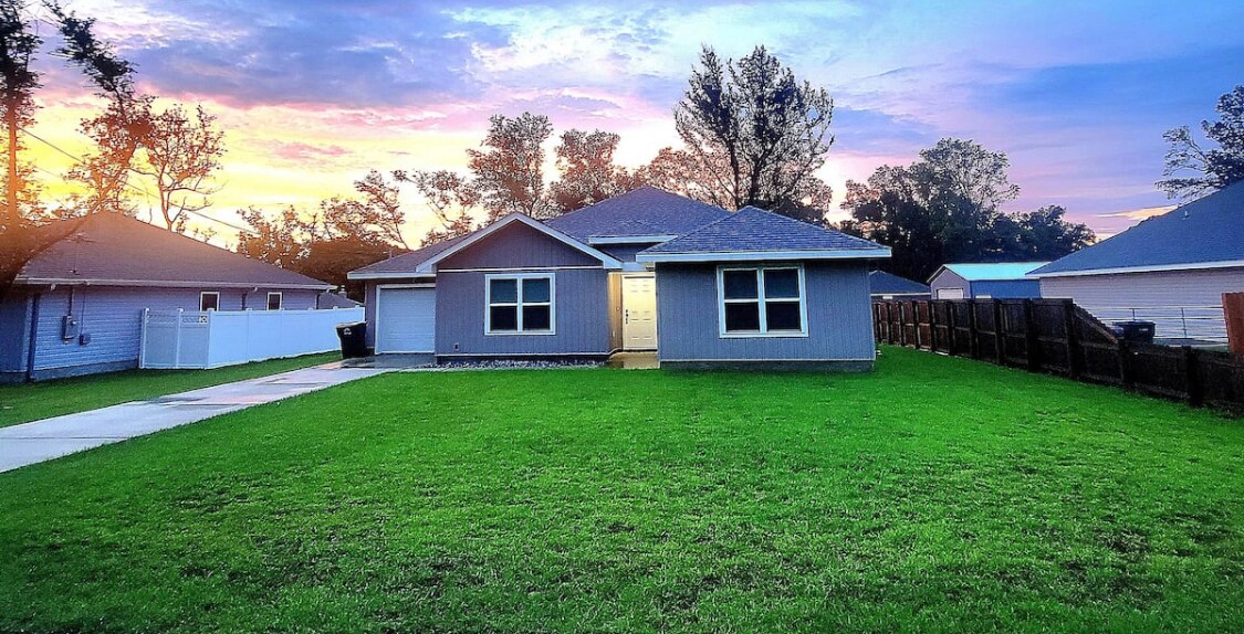 Foto principal - 13050 Hartung Ave