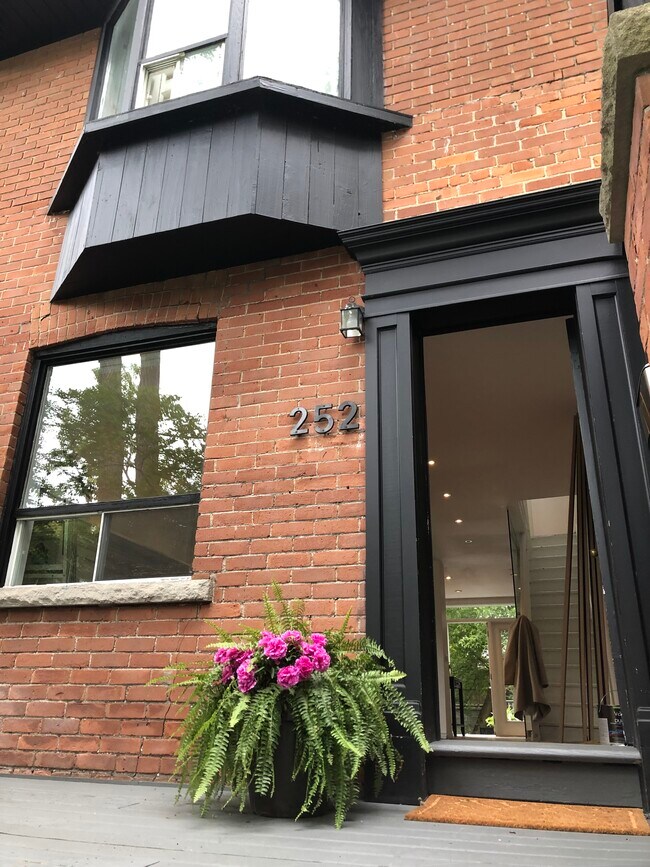 Building Photo - 252 Waverley Rd