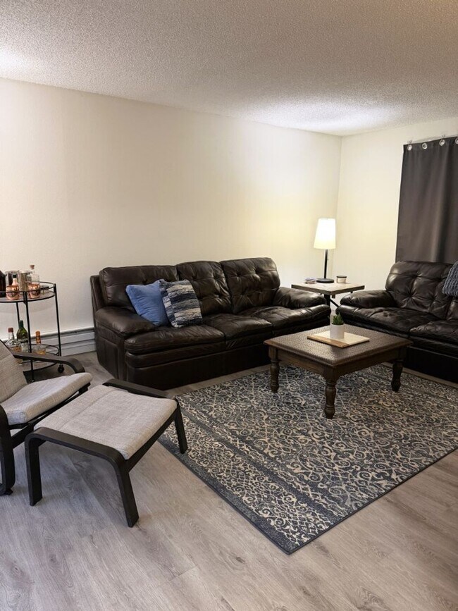 Building Photo - 2Bd/1.75Ba Redmond Condo