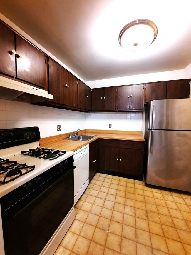 Building Photo - **Spacious 3BR/1BA Condo – Move-In Special...