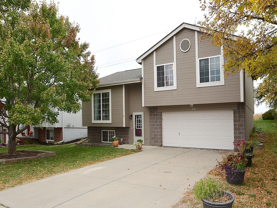 Primary Photo - Inviting Home Minutes from Lake Cunningham...