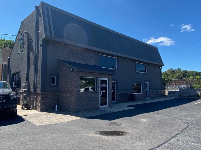 Building Photo - 918 E Jericho Turnpike