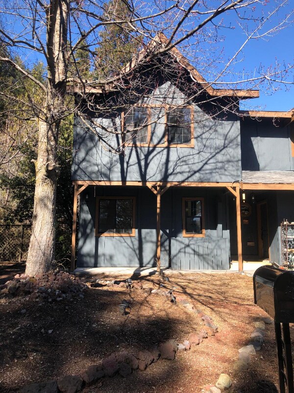 204 E Hinckley St Unit Apt B, Mount Shasta, CA 96067 Room for Rent in