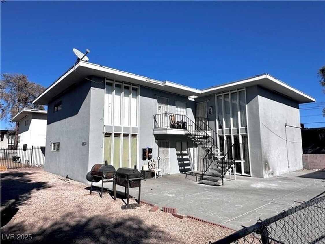 Foto principal - Bright & Spacious 2-Bedroom Upstairs Unit ...