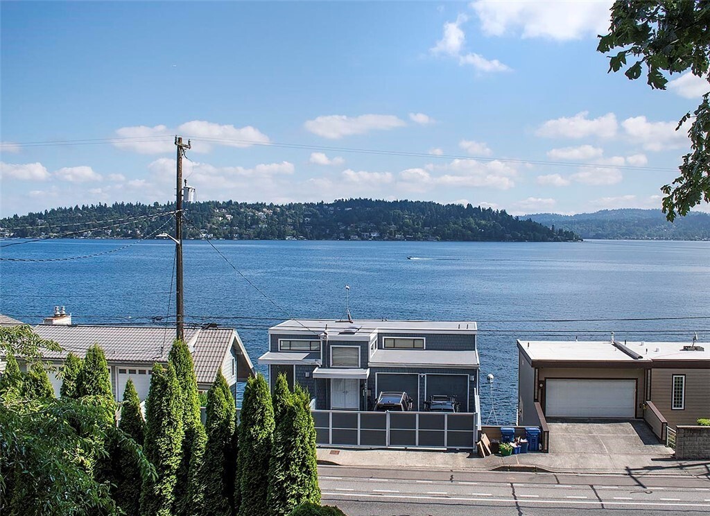 Primary Photo - 3 bed / 1 bath single family house with st...