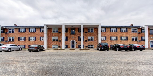Building Photo - Town & Country Apartments