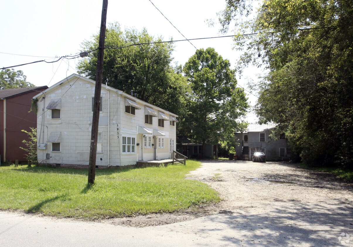 Primary Photo - 1931 Clement Ave