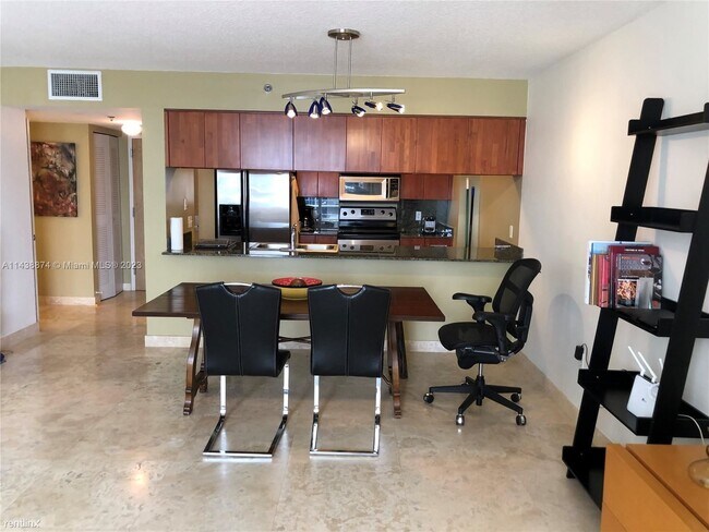 Foto del edificio - 1 br, 1 bath Condo - 1200 Brickell Bay Dr ...