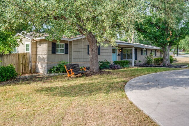 Foto del edificio - TERRELL HILLS 3-BEDROOM, SINGLE STORY