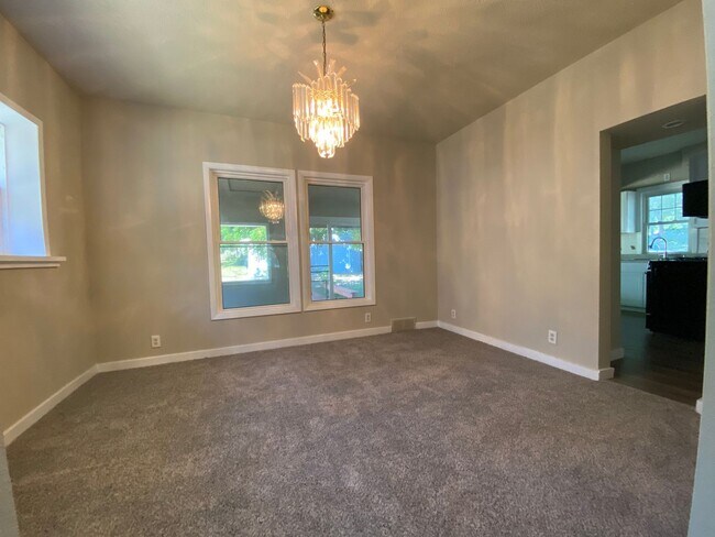 Foto del edificio - 4 Bedroom 2 Bathroom 2 Stall Detached Garage
