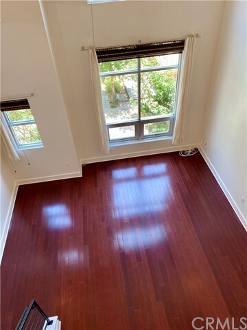 Building Photo - 669 Poinsettia St N