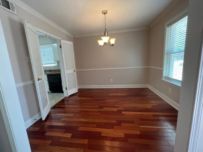 Foto del edificio - Move In Ready! Gated Parking! Large Fence ...