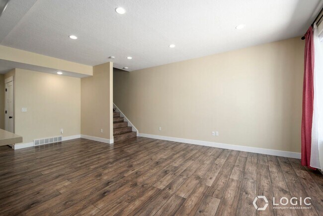 Building Photo - Beautiful Townhouse in Sandy!