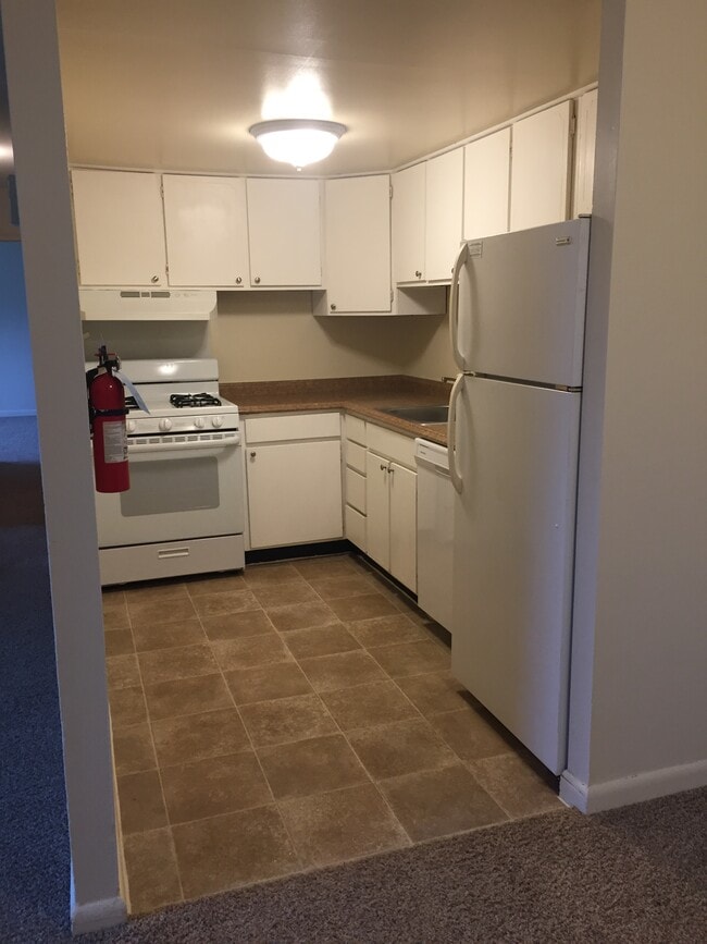 Kitchen - 905 W Aaron Dr