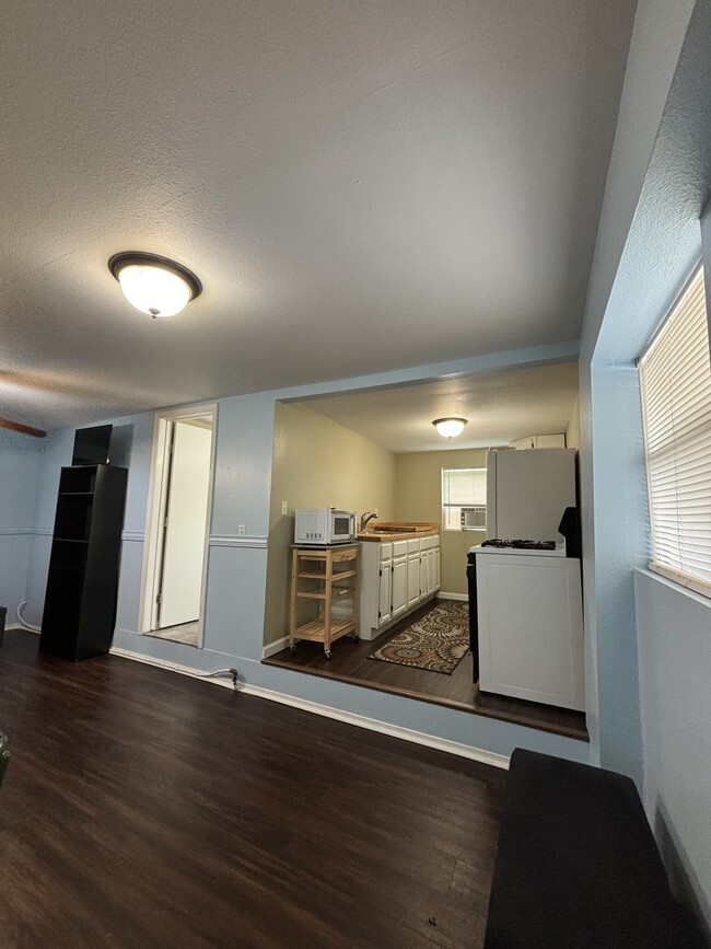Building Photo - 163 Cromwell Dr