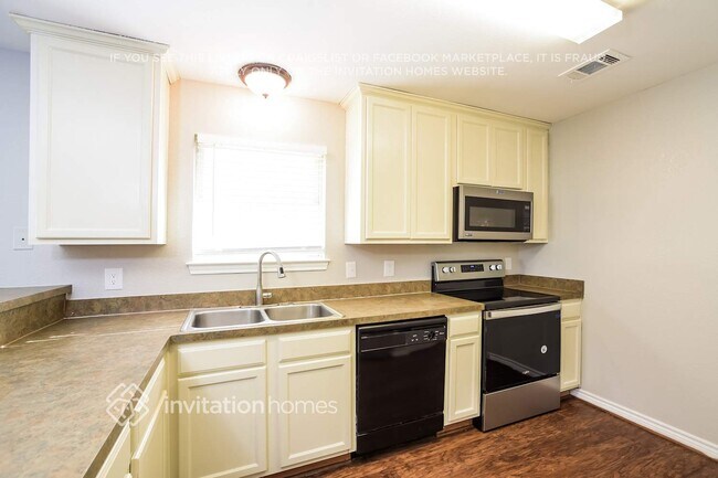 Building Photo - 107 Cook St